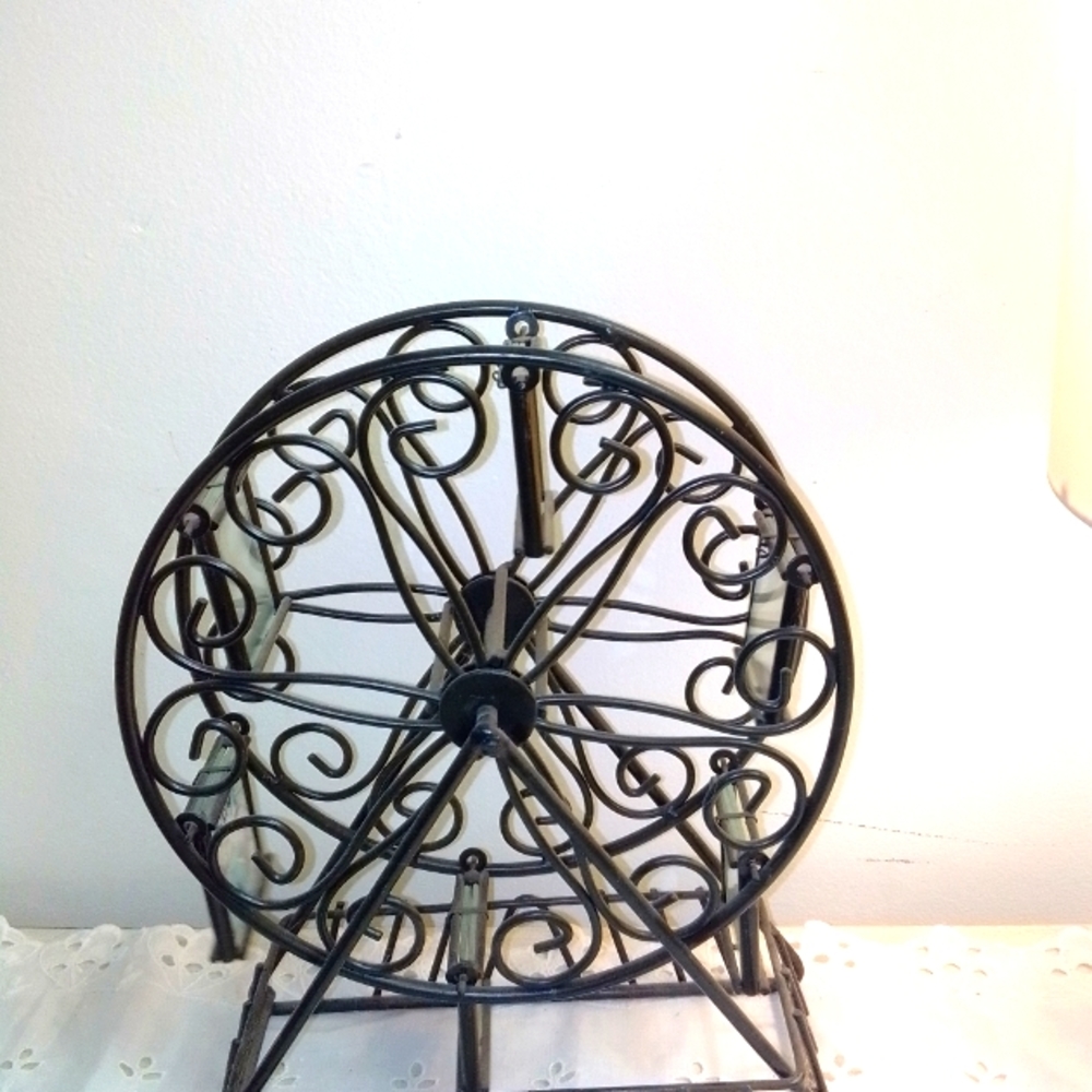 Ferris wheel picture frames. Very cute no flaws.